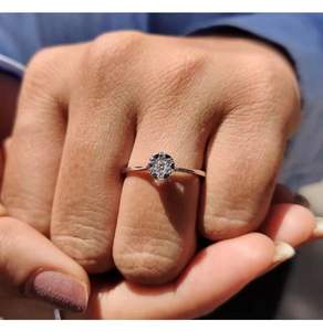 แหวนเพชรเลี้ยงในห้องปฏิบัติการ งานฝีมือ ดีไซน์วงเรียบขัดเงา ออกแบบมาสำหรับเจ้าสาวยุคใหม่และโอกาสพิเศษ จากประเทศอินเดีย - Product Image 1