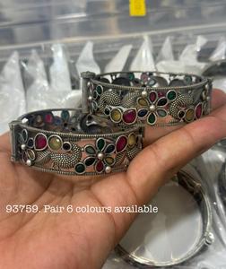 Brazalete Kada oxidado de diseñador para trajes étnicos de mujer - Product Image 2