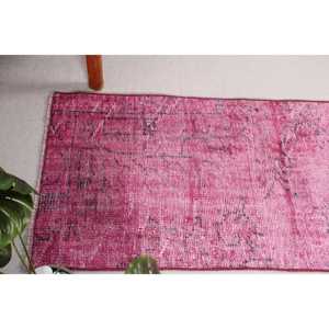 Alfombra Turca Vintage Pequeña de 2x5 pies, Alfombra de Lana Rosa y Negra con Diseño de Camuflaje - Product Image 4