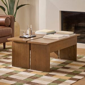 Mesa de centro de madera hecha a mano para hogares tradicionales y contemporáneos que muestra una artesanía en madera experta y un acabado natural cálido. - Product Image 2
