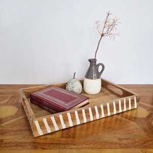 Plateau ottoman en bois avec détail blanchi à la chaux. L'élégance rustique rencontre la fonctionnalité - Product Image 2