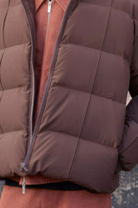 Chaqueta acolchada de invierno para hombre de alta demanda cuello embudo con detalle de piel Lona de calidad a prueba de viento cálido diseño de burbujas Color Chocolate - Product Image 3