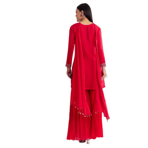 Conjunto Kurta de seda roja Dola con bordado Zardosi y gargantilla Dupatta para recepciones de bodas Sangeet al por mayor y Ropa Étnica a granel - Product Image 4