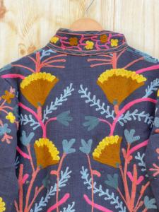 เสื้อแจ็คเก็ตฤดูหนาวลำลองสำหรับผู้หญิงอินเดีย สีน้ำเงินเข้ม ผ้าฝ้าย ปักลายซูซานีด้วยมือ ระบายอากาศได้ดี เป็นมิตรกับสิ่งแวดล้อม ตกแต่งด้วยกระดุม - Product Image 6