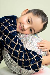 Lehenga Choli brodé fantaisie pour filles pakistanaises, tissu acrylique infroissable, pour les occasions spéciales comme les mariages et l'Aïd - Product Image 3