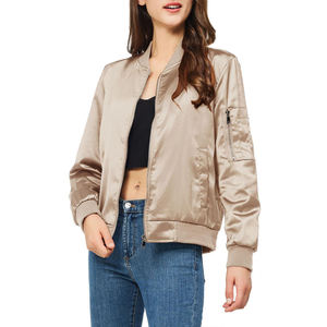 Chaqueta Bomber Satinada Color Champán para Mujer, Cierre Completo Plateado, Bolsillos Utilitarios en las Mangas, Acabado Brillante Ligero, Estilo Urbano - Product Image 1