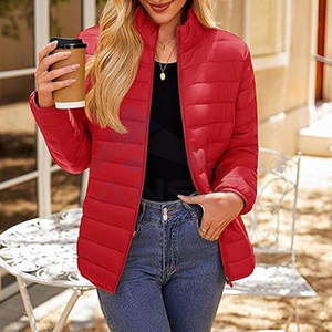 Veste matelassée légère pour femme, manteau d'hiver chaud, fermeture éclair intégrale, col montant, design moderne, rouge Tamoto - Product Image 2