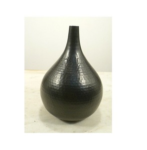 Vase à fleurs en métal de couleur noire de conception martelée pour la décoration intérieure - Product Image 5