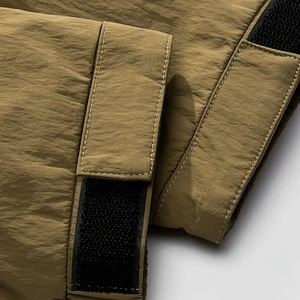 Chaqueta cortavientos con cuello Henley y cremallera de manga larga con capucha sólida para hombre con bolsillo canguro - Product Image 4