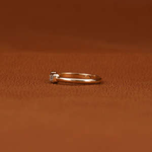 Bague de fiançailles solitaire de luxe classique en or 14 carats avec diamant de laboratoire taille émeraude et taille rond, sertie clos - Product Image 2
