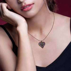 Collier pendentif Jeulia en argent sterling avec ailes d'ange et crâne - Charme vintage en cristal, perle et diamant - Product Image 4
