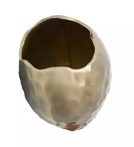 Vase en métal ovale décoratif au design doré, parfait pour le salon, le bureau et la décoration de mariage, fabriqué à la main en Inde - Product Image 3