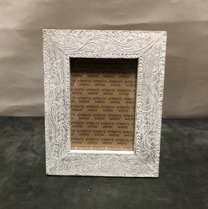 Marco de fotos de madera personalizado con opción de grabado láser, perfecto como regalos personalizados - Product Image 1
