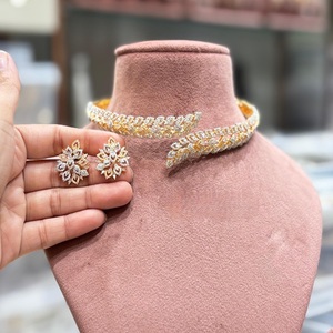 Ensemble de collier et de boucles d'oreilles élégant de haute qualité avec finition dorée et pierres en zircon, collection pour femmes pour les mariages et les fêtes - Product Image 1