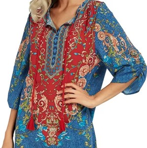 Haut imprimé numérique en soie multicolore à col montant avec cordon de serrage et pompon, longueur mini, pour femme, collection été 2026 - Product Image 4