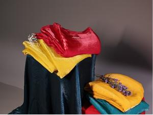 Tissu en satin de nylon de luxe Tora, très vendu, pour saris, robes de soirée et tenues de fête, disponible à la vente - Product Image 4