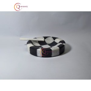 Cendrier en marbre de conception d'échecs classique fabriqué à la main accessoires de table coupe-vent attrayants pour les centres de villégiature et les bars - Product Image 4
