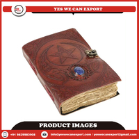 Carnet de notes en cuir véritable de qualité supérieure, cousu main, style vintage, avec embossage lune et pentagramme, orné de pierres.