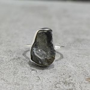 Bague pour femme en argent sterling 925 avec pierre brute naturelle de labradorite martelée, ajustable, pour fêtes et Noël - Product Image 1