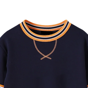 Sudadera Unisex Kankakee Negra de Invierno con Cuello Redondo, Logotipo Bordado en Chenilla, Bolsillo Tipo Canguro Forrado - Product Image 5
