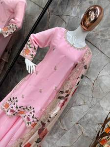 Salwar Kameez en soie brodé avec des sequins de designer avec Gharaara et Dupatta pour les fêtes - Product Image 4