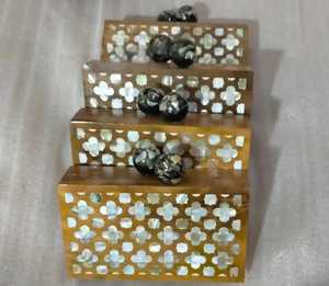 Pochette de soirée glamour en nacre pour femme avec incrustation de coquillage naturel et chaîne détachable. - Product Image 3