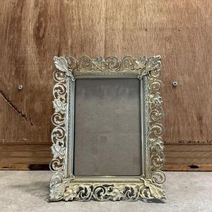 Cadre photo en métal conçu pour présenter des souvenirs précieux avec un attrait décoratif élégant pour l'intérieur de la maison aujourd'hui - Product Image 1