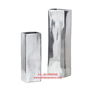 Maceta decorativa para el hogar de lujo única de aluminio pulido y jarrón de pilar de mesa para uso en interiores y exteriores - Product Image 1