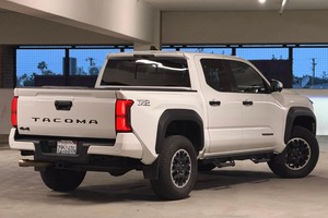 TRD Off-Road Doble Cabina 4x4 Usada en Buen Estado - Product Image 6