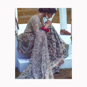Impresionante nuevo conjunto de Lehengha Choli bordado de terciopelo granate nupcial con Dupatta modelado en seda y modal - Product Image 4