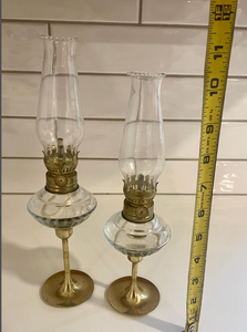 Par de lámparas de aceite de latón Lamplight Farms pequeñas con pantallas de huracán Lámpara de alta calidad con soporte hecho a mano - Product Image 2
