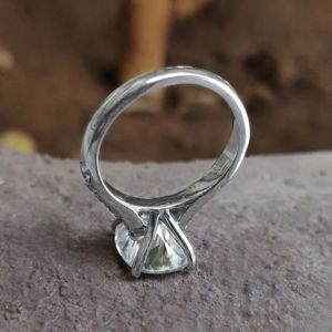 Solitaire Pave Set Anillos de compromiso de boda para mujeres tachonados con cojín Diamantes cultivados en laboratorio en oro sólido de 10K - Product Image 3