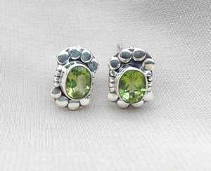 Boucles d'oreilles clous en argent sterling 925 plaqué or avec péridot |   Pierre précieuse verte naturelle, cadeau d'anniversaire fait main pour femmes - Product Image 3