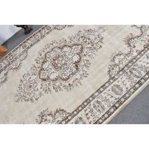 Tapis turc vintage de 6x9 pieds fait à la main, motif de couloir rectangulaire beige et marron classique pour le salon ou le chevet des adolescents - Product Image 5