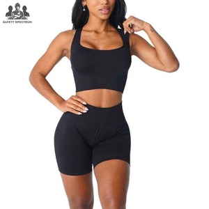 Conjunto de Entrenamiento de Yoga para Mujer al por Mayor |   Ropa Deportiva Ligera y Elástica |   Shorts Deportivos Sólidos que Absorben el Sudor |   Cintura Elástica - Product Image 1
