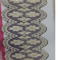 Fleurs brodées sur mesure en couleur dans des motifs ethniques à des fins diverses en 1 pouce de largeur sur tissu de base vert
