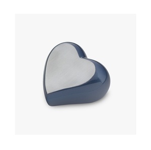 Cette urne funéraire raffinée présente un profil sculpté doux, conçue pour préserver les cendres précieux avec un souvenir significatif. - Product Image 5