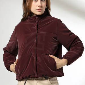 Veste universitaire en satin imprimé personnalisé d'usine OEM pour femmes manteau à bulles rembourré en peau de mouton respirant veste d'hiver bouffante brillante - Product Image 1