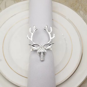 Rond de serviette visage de cerf argenté décor de table thème animal élégant pour les fêtes de mariage et les paramètres de décoration de la maison - Product Image 1
