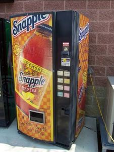 Pequeña máquina expendedora combinada totalmente automática para aperitivos y bebidas de uso mundial con función SDK. - Product Image 2