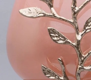 Superbe bougeoir doré avec verre rose idéal pour la décoration de la table à manger du salon et de la pièce maîtresse - Product Image 6