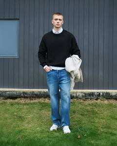 เสื้อสเวตเตอร์ถักแขนยาวผ้าเรยอนสำหรับผู้ชาย ระบายอากาศได้ดี สวมใส่สบาย ทรงหลวม มีโลโก้ที่ด้านหลังคอ ผลิตโดย Routine Vietnam - Product Image 4