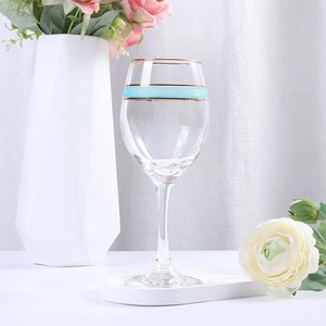 Las copas de vino de cristal personalizables que están de moda en la industria elevan cualquier ocasión, haciendo que momentos simples se sientan refinados y especiales. - Product Image 1