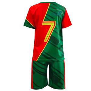 Conjunto de Uniforme de Fútbol para Adultos Unisex, Transpirable, con Estampado por Sublimación, Camiseta y Pantalones Cortos Rojos y Verdes - Product Image 3
