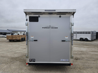 Remorque de transport fermée ENCLOSE 6X12 avec rampe et porte latérale, finition argentée, capacité de charge utile de 1001-2000 kg