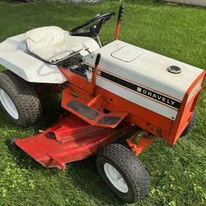 Compre un tractor cortacésped Gravely 2WD rojo con asiento blanco y volante negro, fácil de operar. - Product Image 5