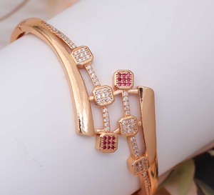 Bracelet manchette géométrique en acier inoxydable plaqué or pour femme, serti de zircone cubique (AD) en alliage de qualité supérieure, idéal pour les fêtes et la mode. - Product Image 1