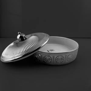 Olla Caliente de Acero Inoxidable de Lujo con Diseño de Rayos de Sol Dorados en Relieve, Aislada, Duradera, Antiadherente, para Servir Comida en la Mesa - Product Image 4