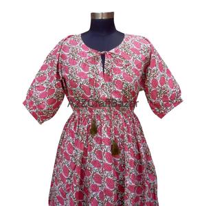 Robes courtes en coton faites à la main pour femmes - Longueur genou, coupe trapèze, imprimé floral, dentelle, écologiques, coupe décontractée, design moderne, respirantes - Product Image 2