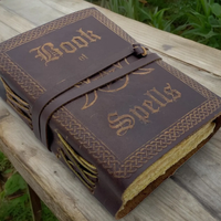 Libro en relieve de hechizos diario de cuero hecho a mano Tapa dura Grimoire Spell Pagan Ritual Correa bloqueo personalizado grabado gótico regalo